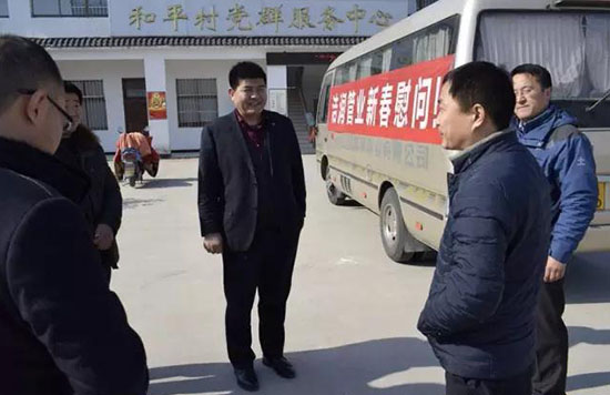 潔潤董事長張榮景到龍河鎮和平村進行新春幫扶慰問